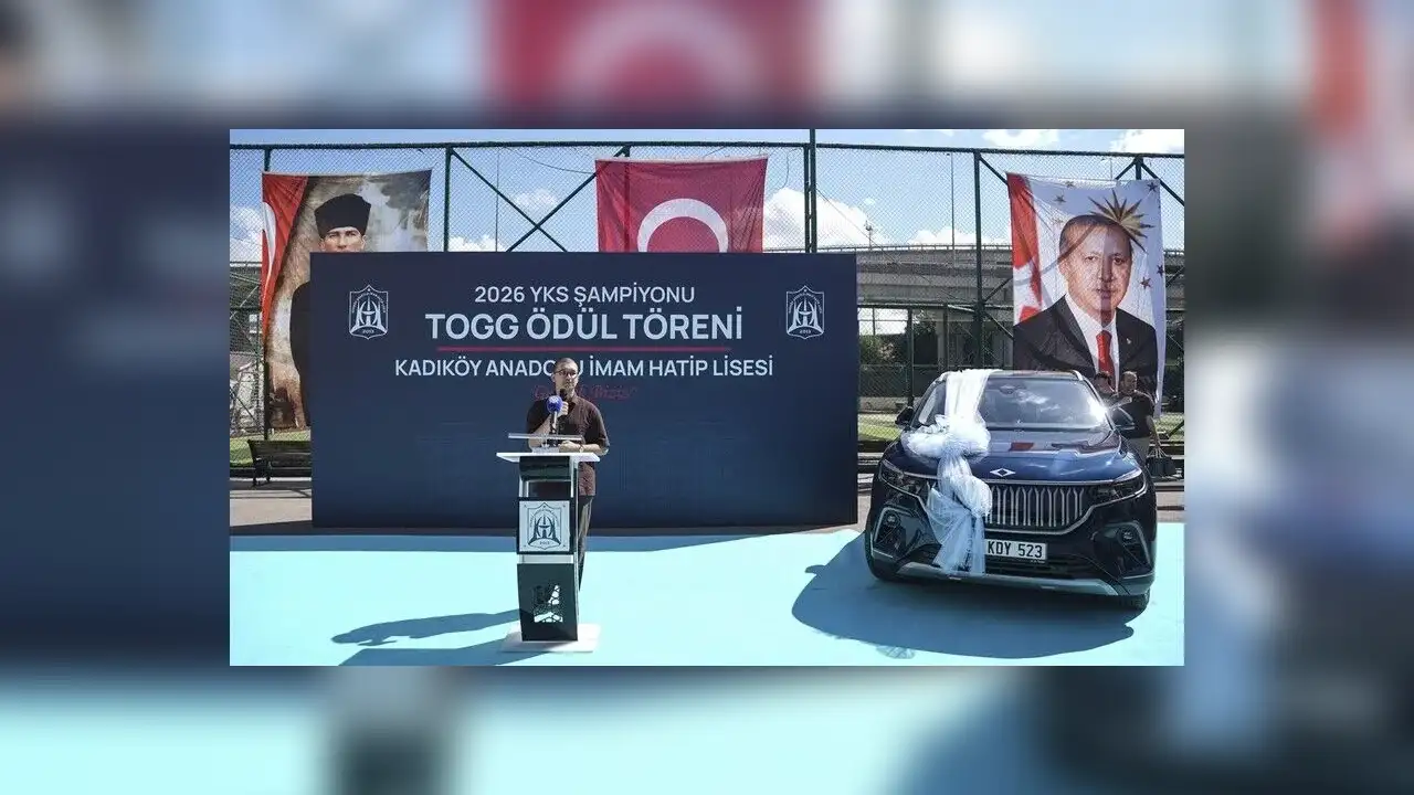 Kadıköy Anadolu İmam Hatip Lisesi, YKS'de derece yapan mezununa Togg hediye etti
