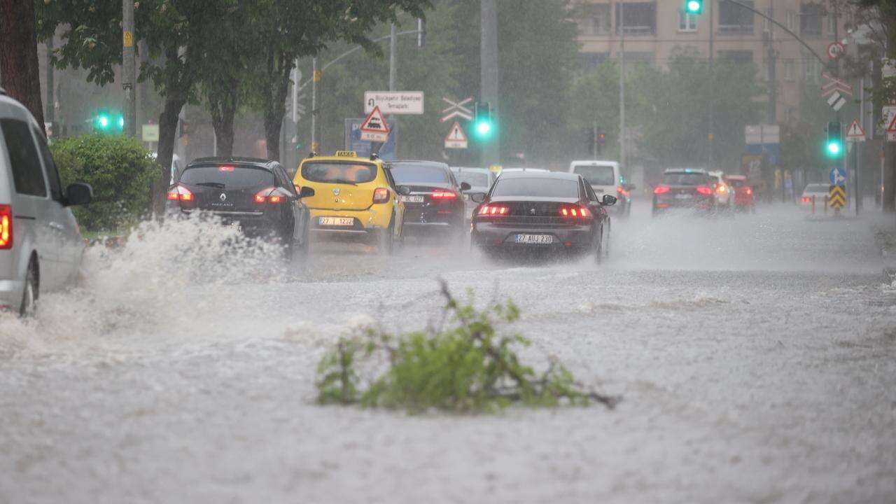 Yurdun bazı bölgeleri için kuvvetli yağış ve fırtına uyarısı