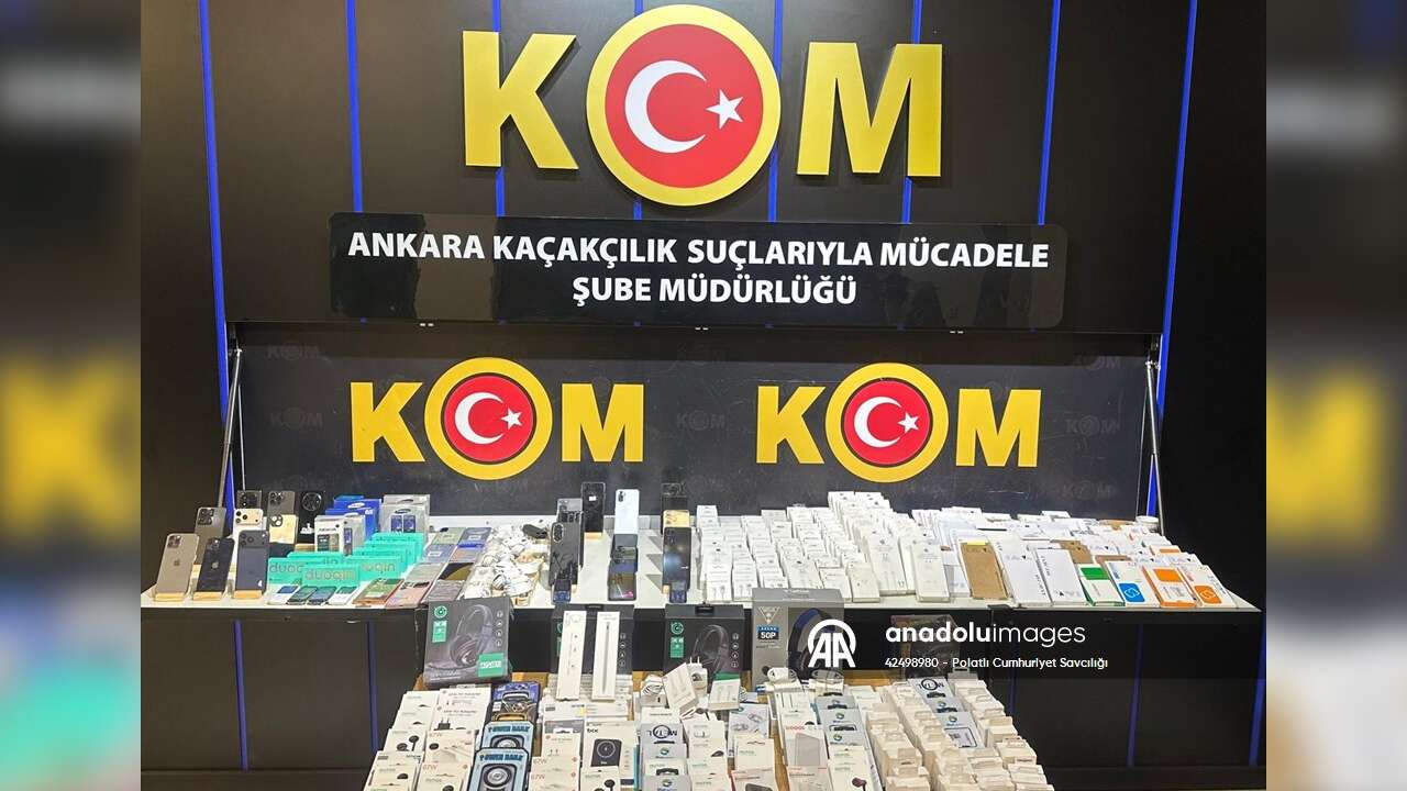 Polatlı'da kaçak cep telefonu ve aksesuar operasyonunda 4 şüpheli yakalandı
