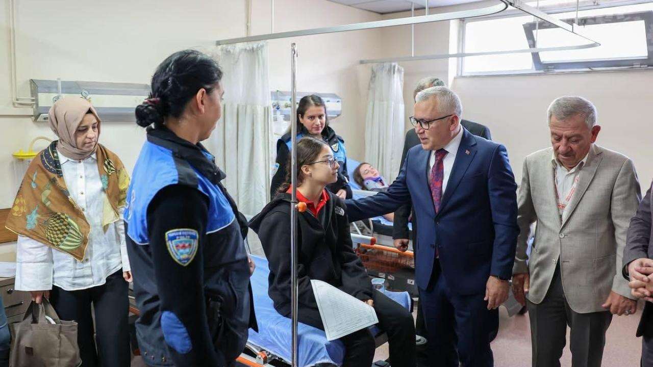 Sivas'ta servis ile polis aracı çarpıştı: 13 öğrenci ve 3 polis yaralandı