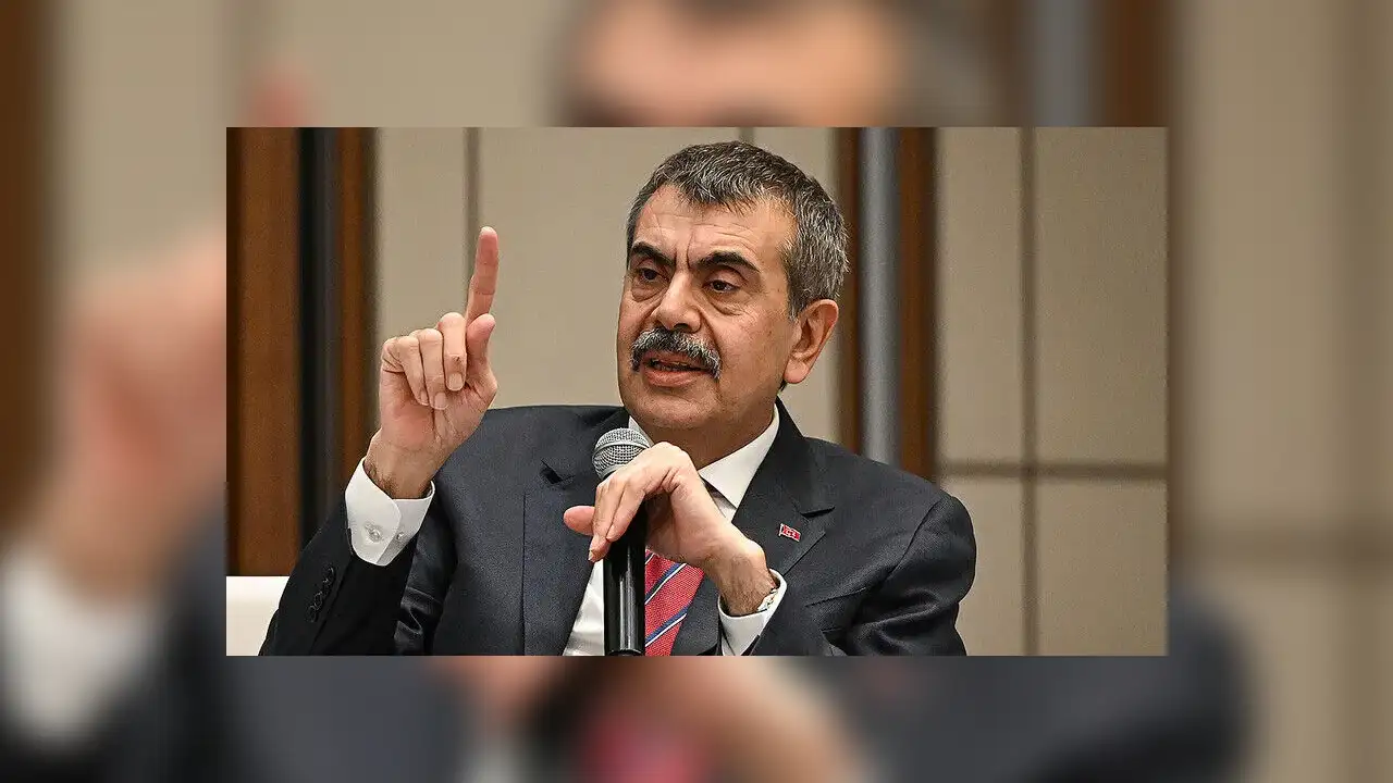 Bakan Tekin: Öğretmenlerden ya kılık kıyafet yönetmeliğine uygun giyinmesini talep edecektik ya önlük tercih edecektik