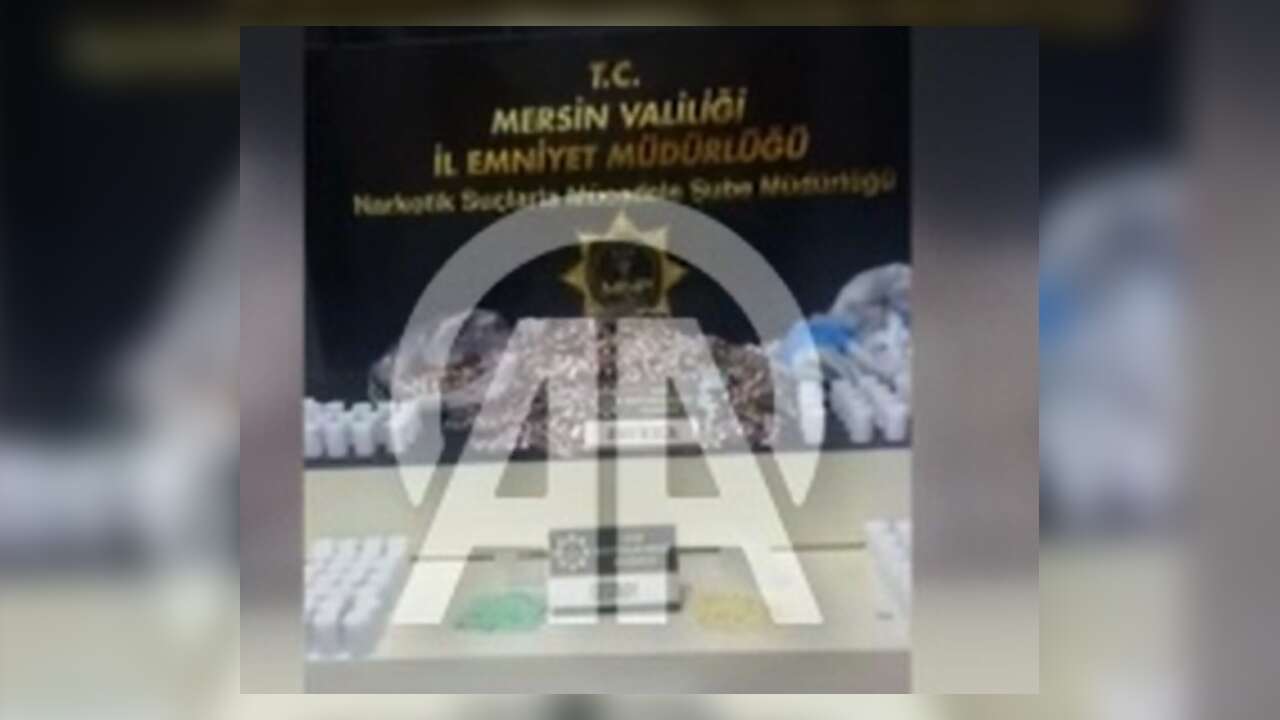 Mersin'de hastane otoparkındaki panelvanda 256 bin 900 sentetik ecza hapı bulundu
