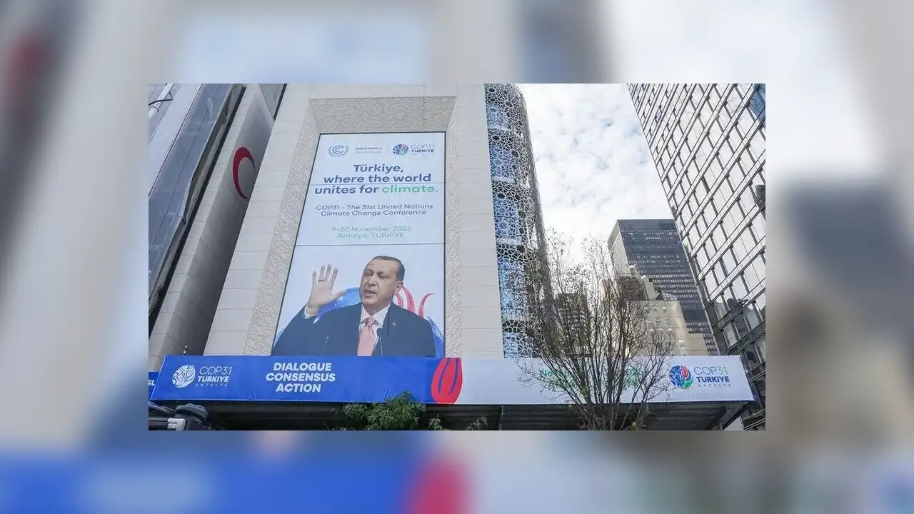 Cumhurbaşkanı Erdoğan'ın yer aldığı COP31 tanıtım afişleri Türkevi'ne asıldı