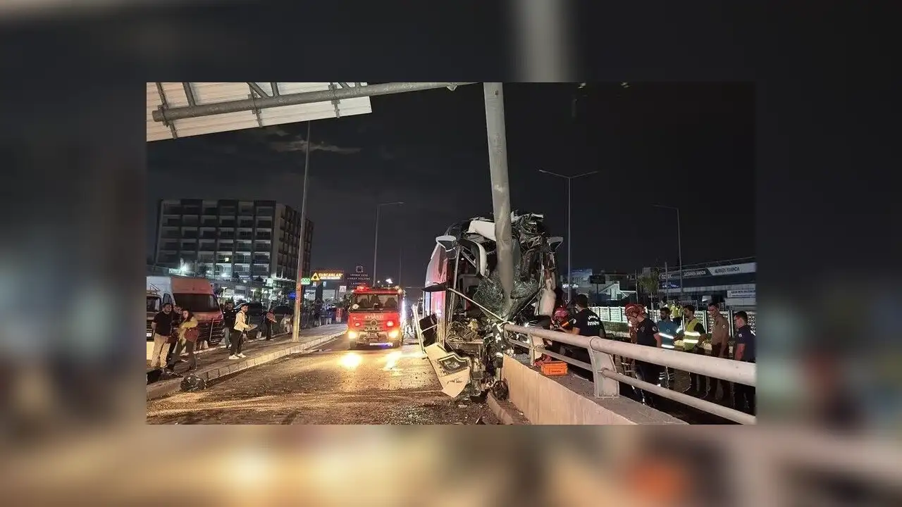 Adana'da yolcu otobüsünün tabela direğine çarpması sonucu 11 kişi yaralandı