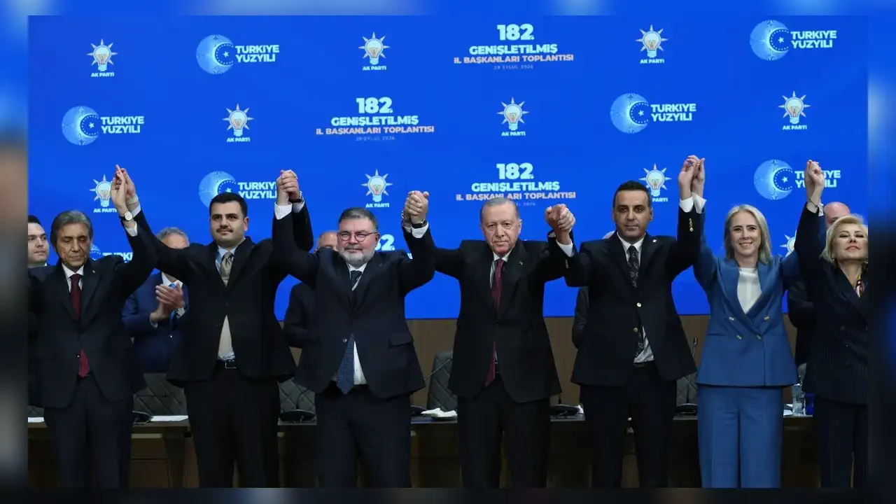 Rozetleri Başkan Erdoğan taktı: CHP, YRP ve İYİ Parti'den 9 isim AK Parti'ye geçti