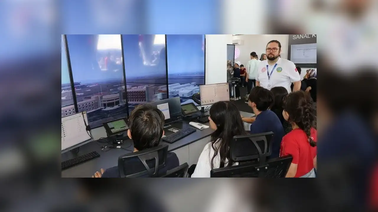 TEKNOFEST'te gençlere hava trafik kontrolörlüğü deneyimi