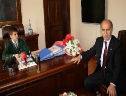 Vali Önce Kalkma Sözü Aldı, Sonra Çocukları Makamına Oturttu