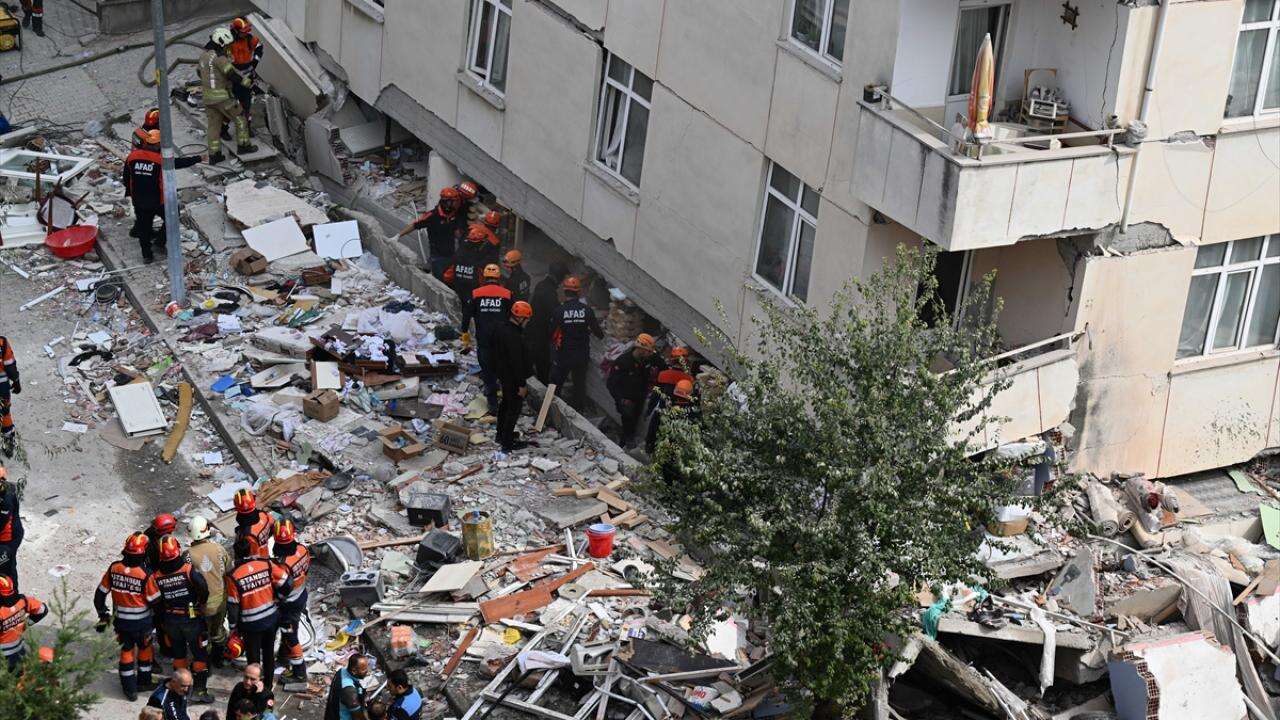 İst'da kısmen çöken 7 katlı binada arama kurtarma çalışmaları tamamlandı
