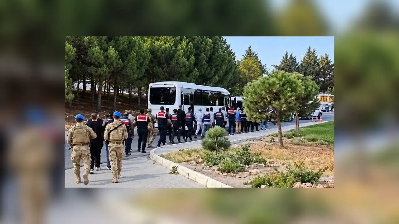 İzmir'de Çeşme Belediyesine yönelik operasyonda gözaltına alınan 12 şüpheli adliyede
