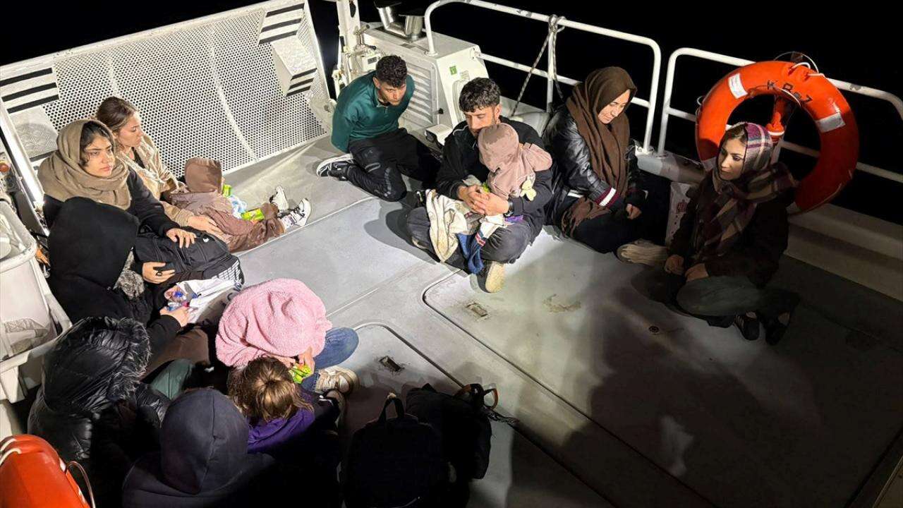 İzmir açıklarında 13 düzensiz göçmen yakalandı