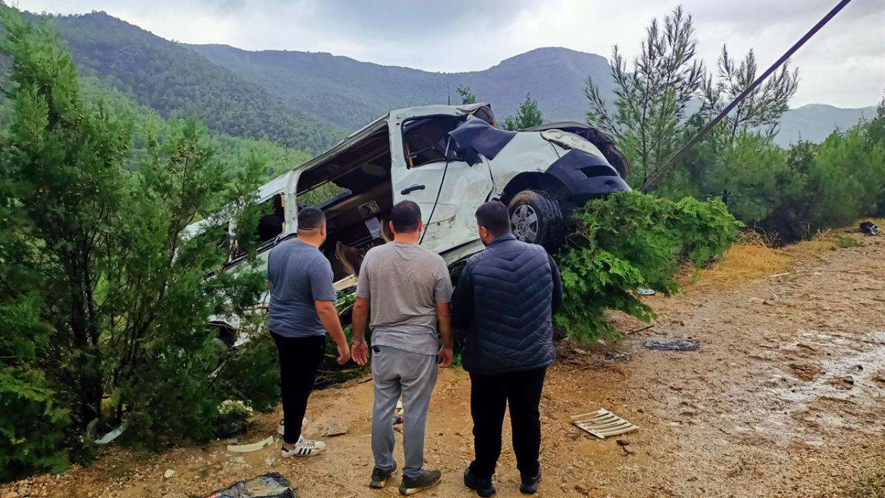 Mersin'de ağaçlık alana devrilen minibüsteki 17 kişi yaralandı