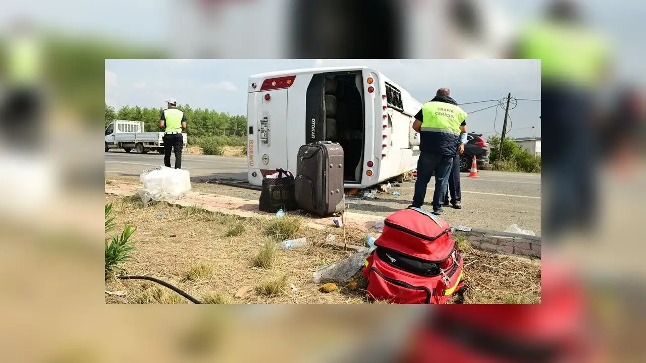 Antalya'da midibüsün devrilmesi sonucu 17 kişi yaralandı