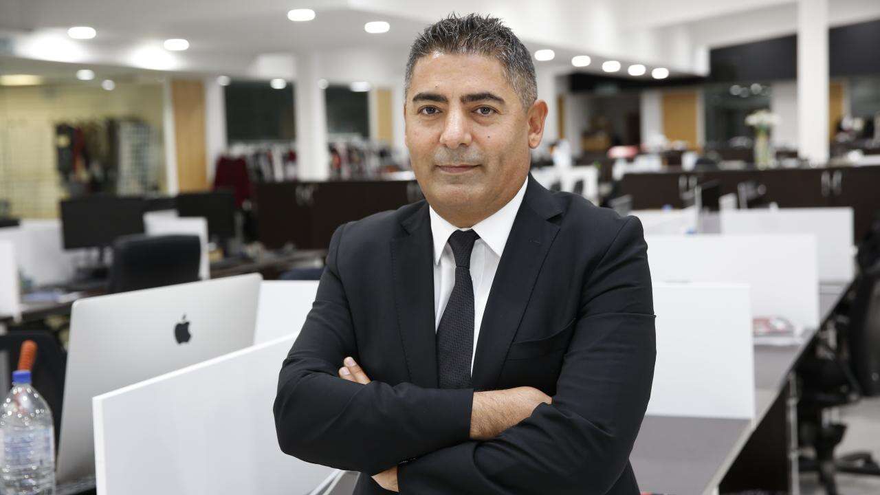 Halk TV'ye kayyum atandı. Mali şube ekipleri Halk TV binasında arama yapıyor