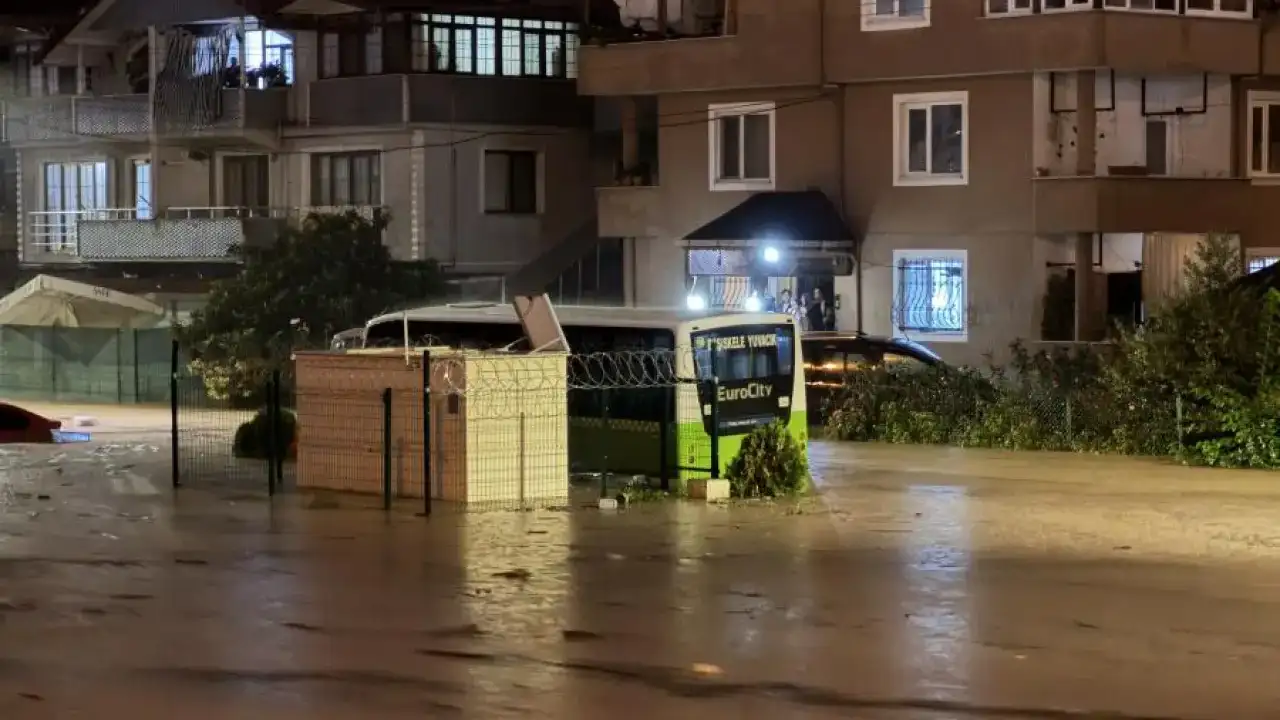 Kocaeli'de sağanak: Caddeler ve sokaklar göle döndü