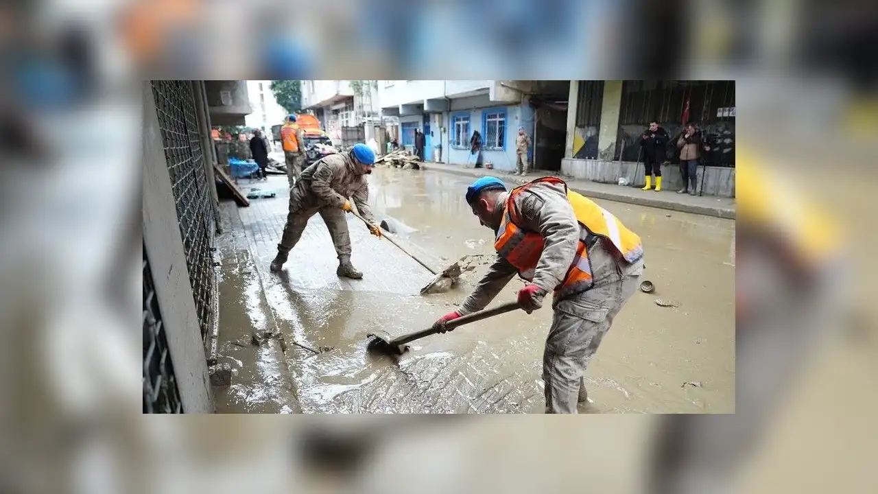 İstanbul'da sağanağın ardından hasarın izleri siliniyor