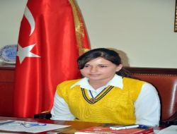 Valinin Koltuğuna Oturan Öğrenci Tarihi Eserlerin Korunmasını Ve Okullara Spor Salonu İstedi