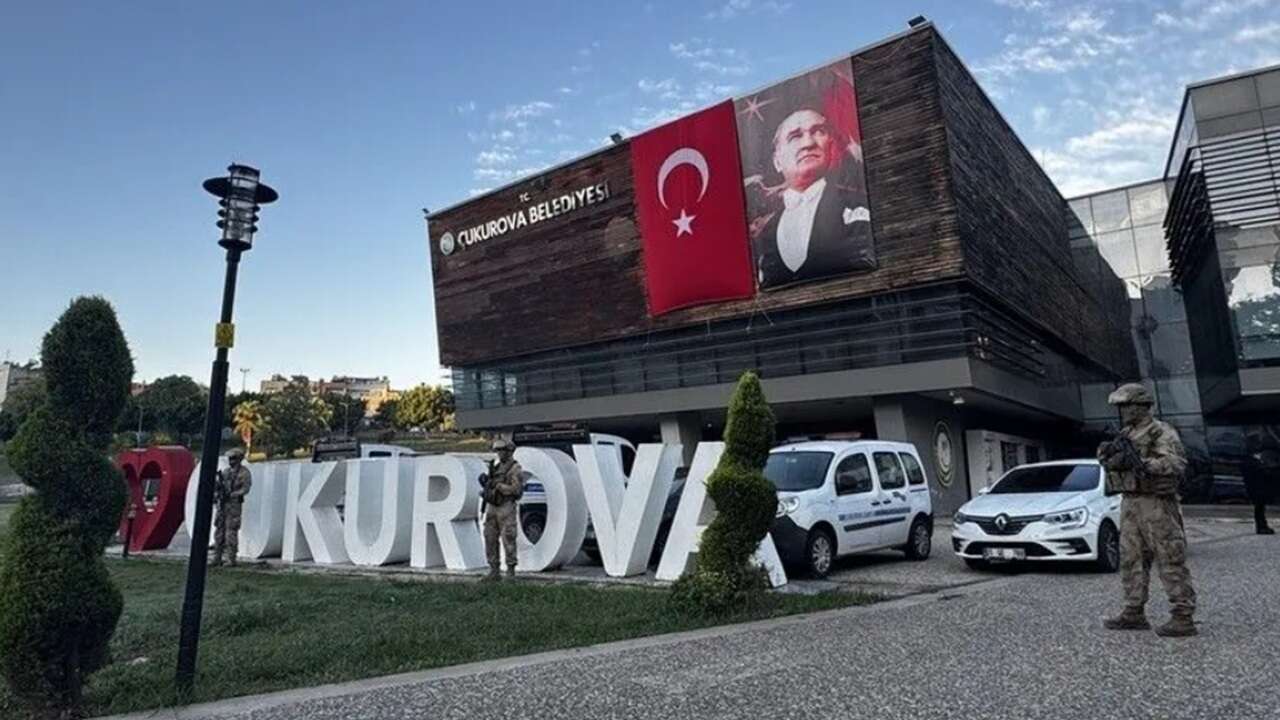 Çukurova Belediyesi'ndeki usulsüzlüklere yönelik operasyonda 44 kişi gözaltında