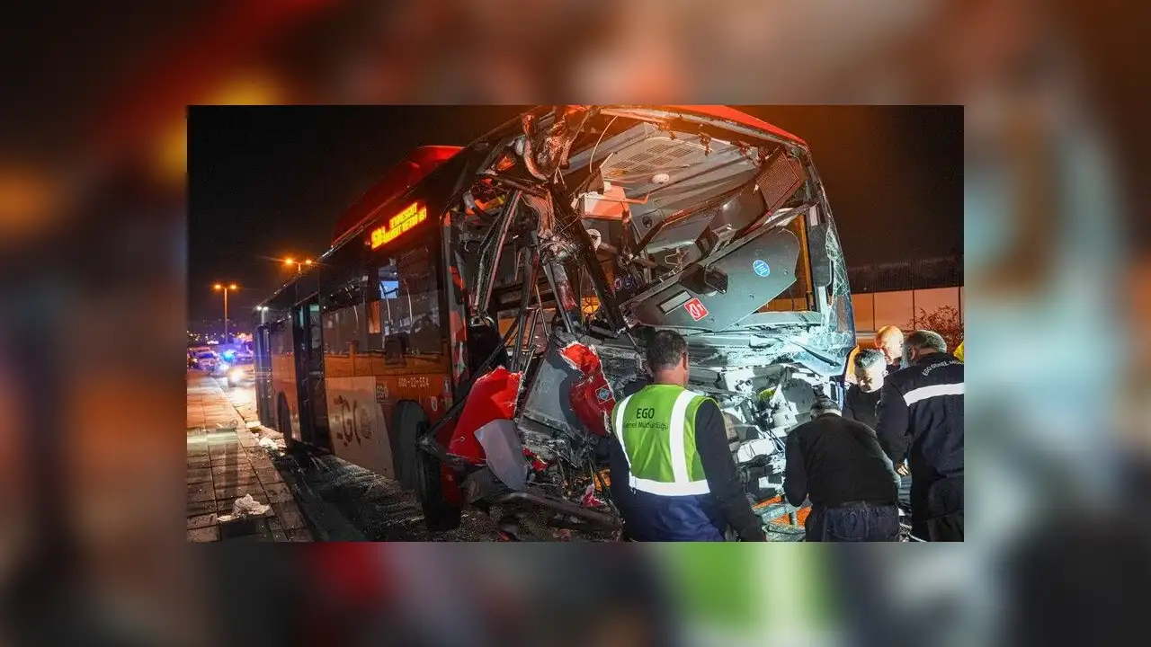 Ankara'da belediye otobüsünün yaya üst geçidinin ayağına çarpması sonucu 24 kişi yaralandı