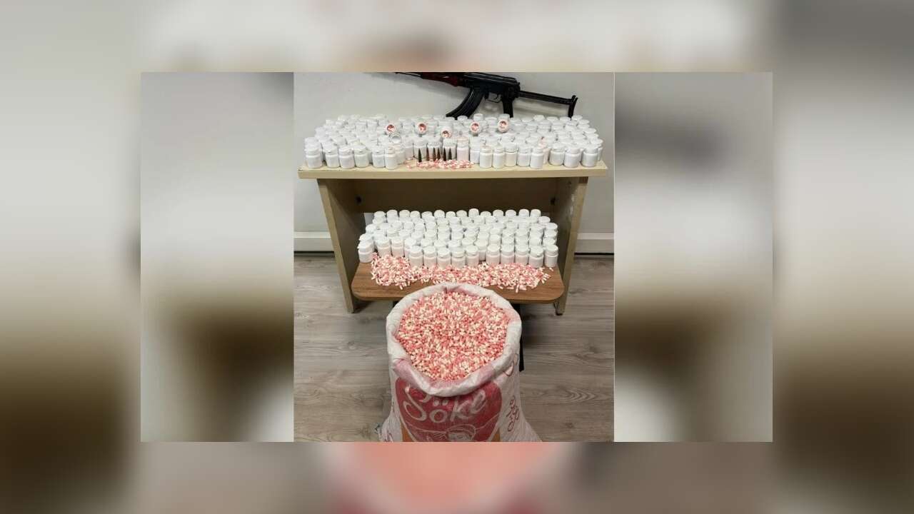 İZMİR - İzmir'de 59 bin 300 uyuşturucu hap ile kalaşnikof ele geçirildi