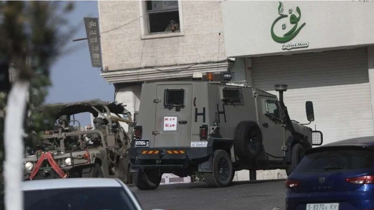 İsrail'in kuşattığı Batı Şeria'nın El Halil kentinde binlerce Filistinli evlerini terk etmeye zorlanıyor