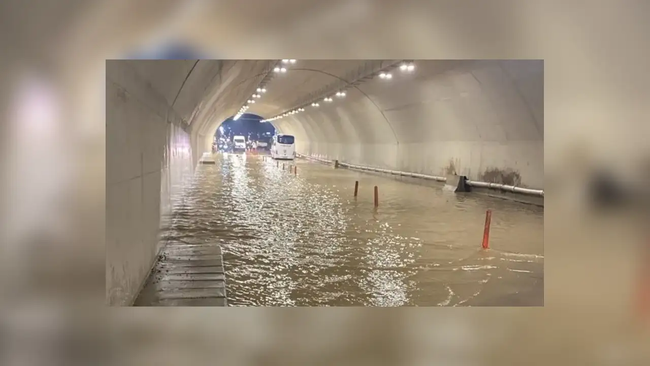 Pendik'te sağanak su baskınlarına neden oldu