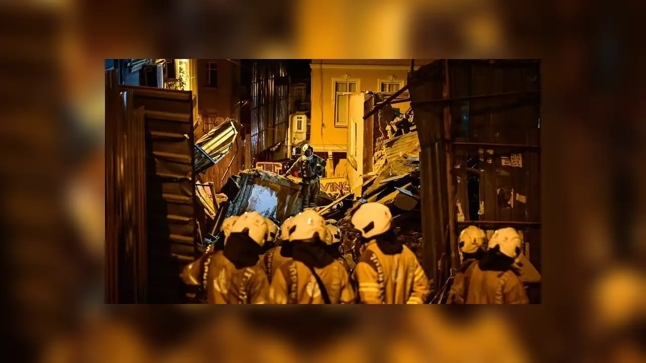 Beyoğlu'nda 4 katlı metruk bina çöktü!