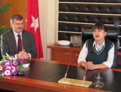 Başkanlık Koltuğuna Oturan Öğrenci, Kaldırım İşgallerinin Giderilmesini İstedi
