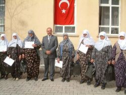 Hayatlarına Yeni Pencere Açan Kursiyerler Okur-yazar Sertifikalarını Aldı