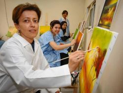 Ressam Hemşireler Ameliyathaneden Çıkıp Tuval Başına Oturuyor