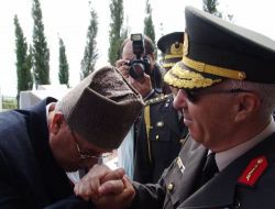 Şehitlikte Duygulanan Kıbrıs Gazisi, Orgeneral Iğsız'ın Elini Öptü!
