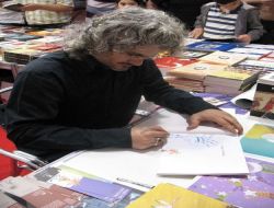 Zaman Gazetesi Çizerlerinden Çetinkaya Posterlerini İmzaladı