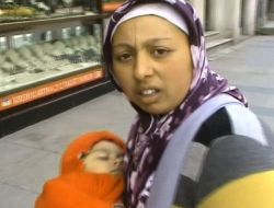 Hafta Başında 'liseli' Hafta Sonunda 'anne' Kılığında Dileniyor!!