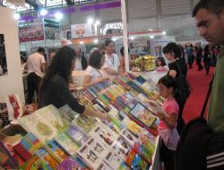 Kitap Fuarında Part-time Çalışan Üniversite Öğrencileri Harçlıklarını Çıkardı