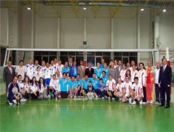 Voleybol Turnuvasında Osmangazi Doktor Necla Yazıcıoğlu İlköğretim Okulu Bursa 1'ncisi Oldu