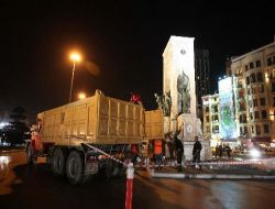 Taksim Atatürk Anıtı Çevresindeki Çakıl Taşları Kaldırıldı