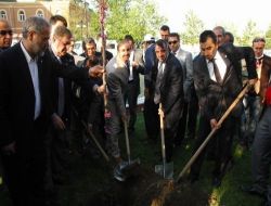 Esenlik Kanalı, Erguvan Ağaçlarıyla Renklendi