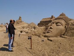 Dünya Tarihine Damgasını Vuran Mitoloji Kahramanlarının Kumdan Heykelleri Yapıldı