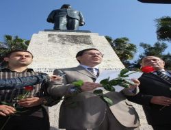 CHP'liler İnönü Anıtına Gül Bırakarak Başbakan Erdoğan'ı Protesto Etti!