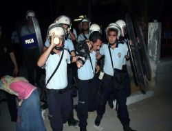 Mersin'de Gaz Bombası Gerginliği: 1 Polis Yaralandı