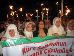 Dtp'li Kadınlar, Öcalan'ın Muhatap Alınması İçin Meşalelerle Yürüdü