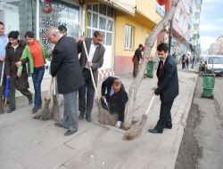 Kars Belediye Başkanı Çöp Topladı
