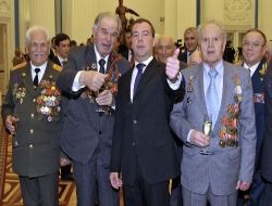 Medvedev Kahraman Kentlere Ödül Dağıttı!