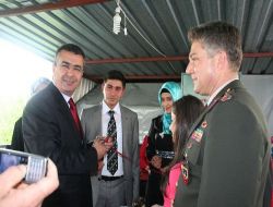 Şehit Kardeşinin Nişan Yüzüğünü Vali Taktı!