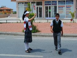 Gönüllü Trafik Denetçisi Öğrenciler Sürücüleri Önce Uyarıyor, Israr Edenlere İse Ceza Yazıyor