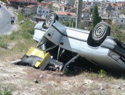 Lastiği Patlayan Otomobil Takla Attı: 1 Ölü 2 Yaralı