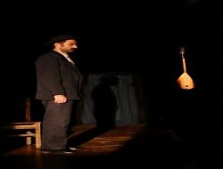 Aşık Veysel, Tiyatro Sahnesinde..