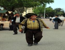 60 Yıldır Babasının Başına Bağladığı Poşuyla Dolaşıyor
