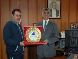 Sanatçı Mahmut Tuncer, Başkan Büyükaslan'ı Ziyaret Etti