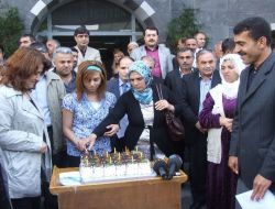 KCK Tutuklusu Başkan İçin Sarı, Yeşil, Kırmızı Doğum Günü Pastası Kestiler