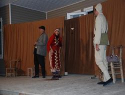 'koca Seyit' Adlı Tiyatroya Kahramanın Köylüleri Yoğun İlgi Gösterdi